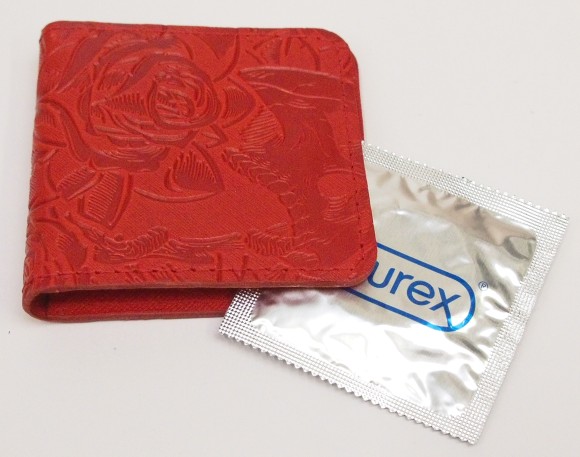 Футляр для презервативов "Dark Rose" кожа (3D) цвет красный