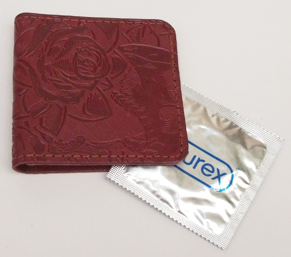 Футляр для презервативов "Dark Rose" кожа (3D) цвет бордо