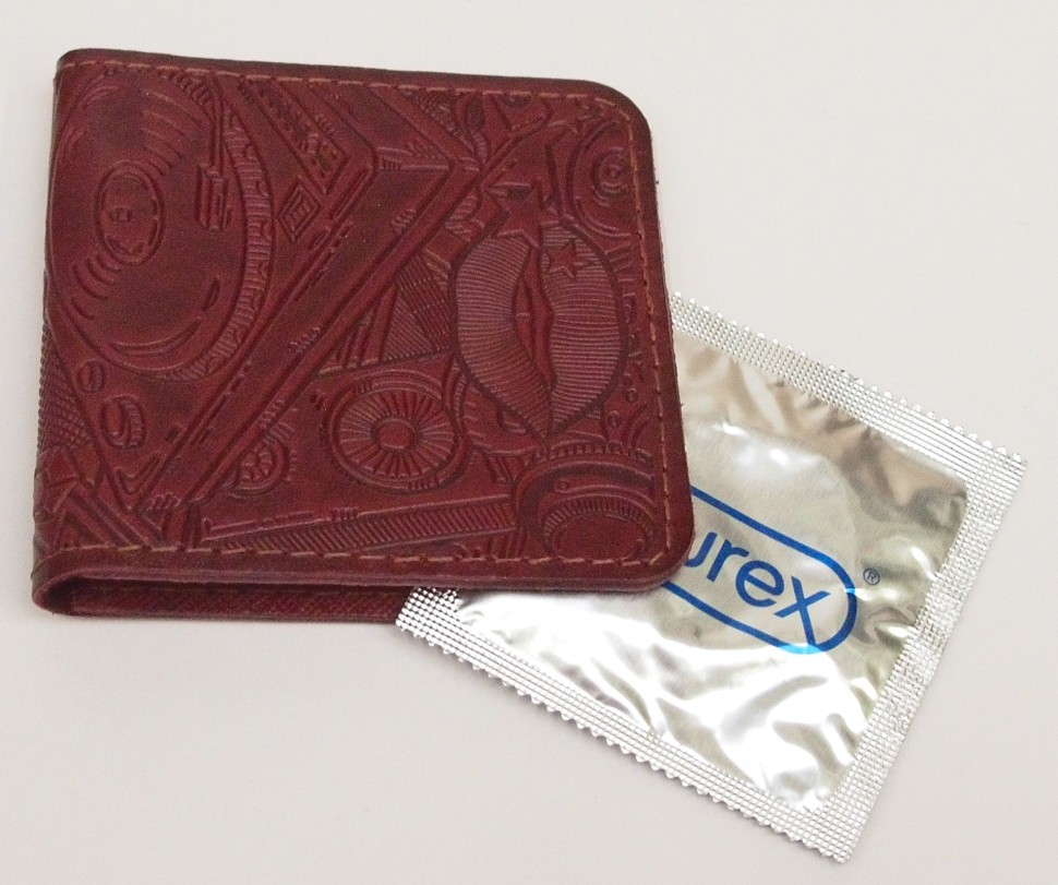 Футляр для презервативов (condom holder) из натуральной кожи. 
